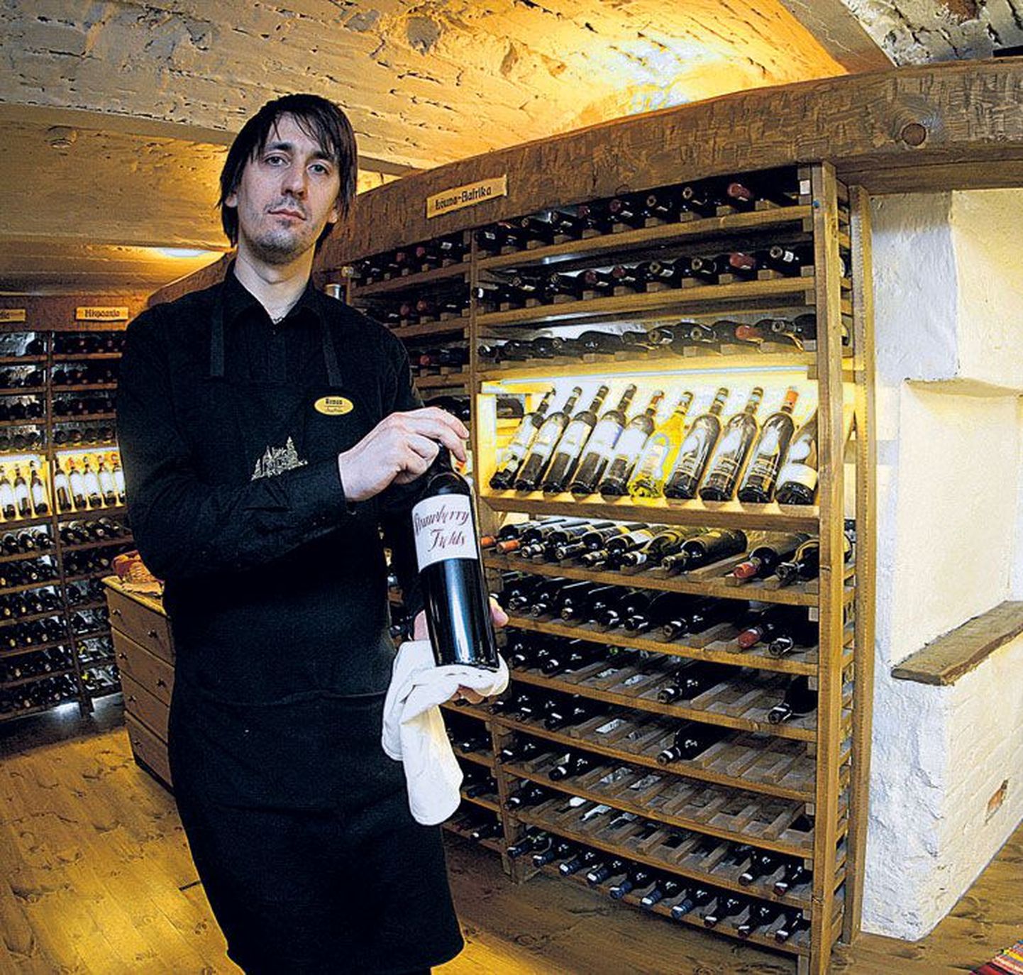 Sommeljee Roman Altmart tutvustab veinivalikut.