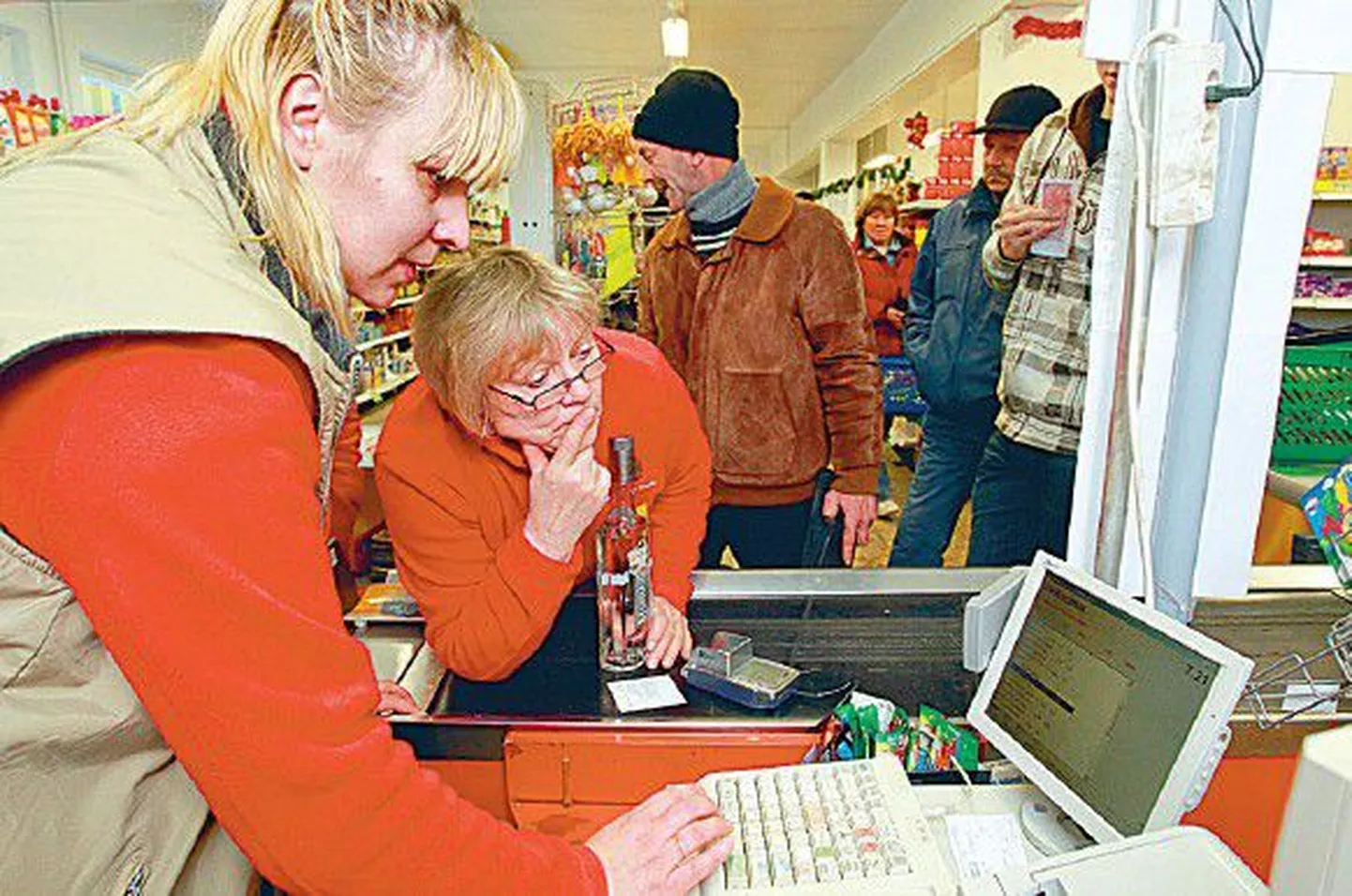 Продавщица Рома (слева) и завмагазином Маре выясняют, почему кассовый аппарат показывает цену не в евро, а в кронах.
