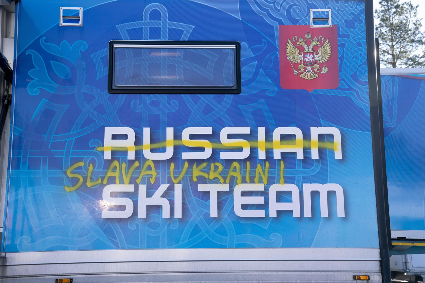 Ukraina sümboolikaga soditud Venemaa suusakoondise määrdebuss Holmenkolleni MK-etapil.