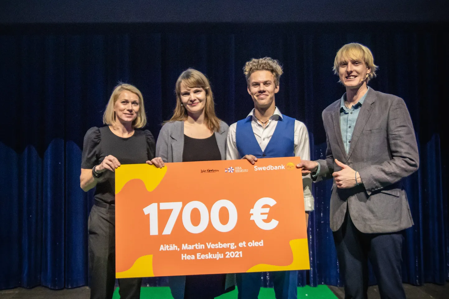 PREEMIA ÜLEANDMISEL: Hea Eeskuju 2021. aasta konkursi võitja Martin Vesberg (paremalt teine) koos konkursi patrooni Kristina Šmigun-Vähi (vasakult esimene), Swedbanki esindaja Merje Klopetsi ja Toomas Laiguga.