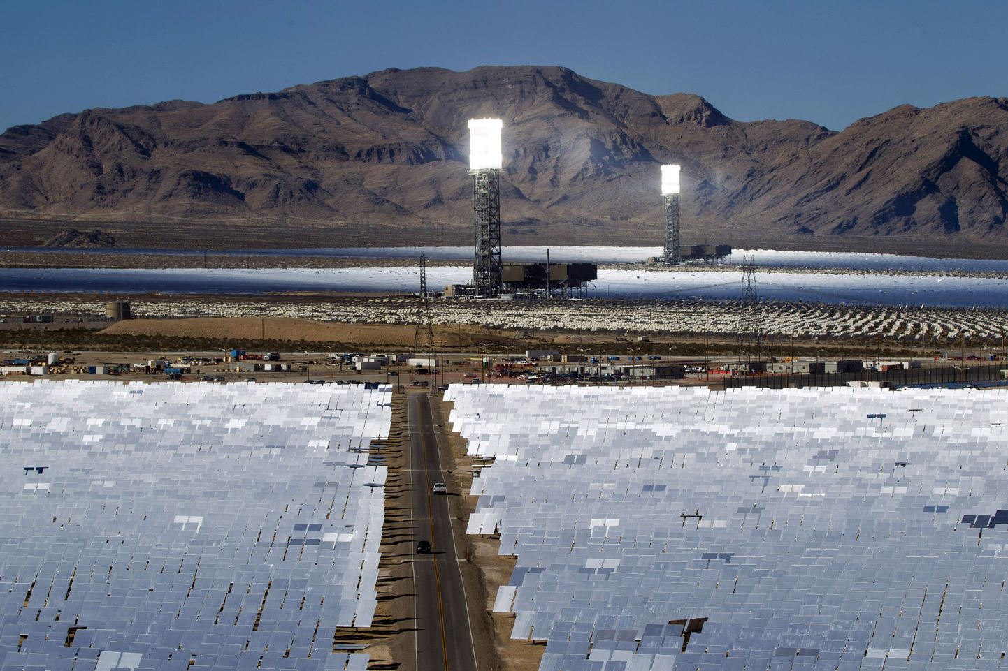 The Ivanpah Solar Electric Generating System Mojave kõrbes