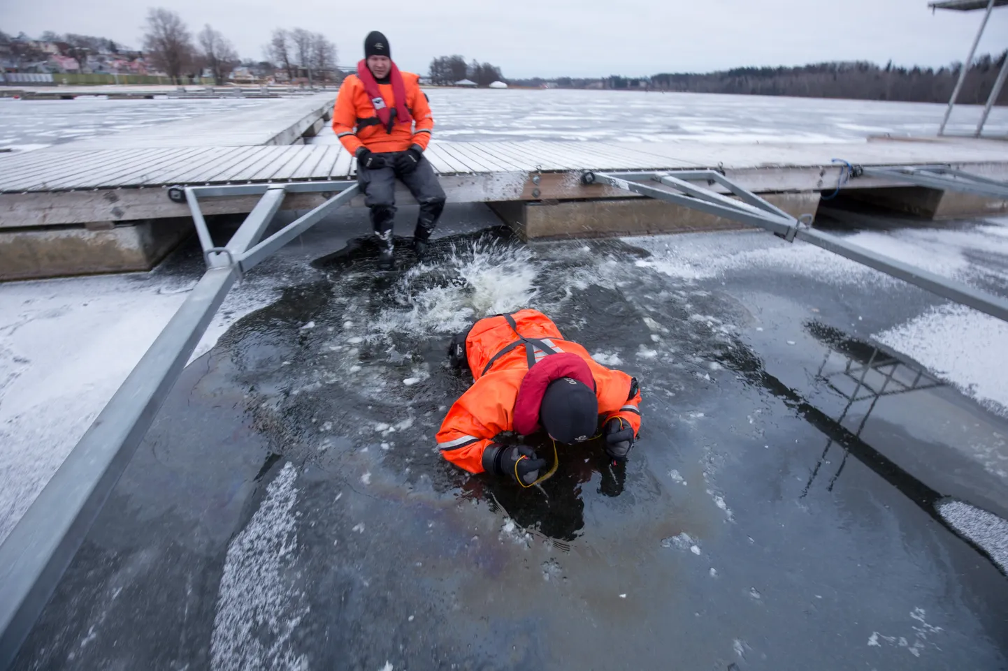 8. märtsist ei tohi Eesti siseveekogude jääle enam minna. Pildil päästjate õppus läbi jää vajunud inimese päästmiseks.