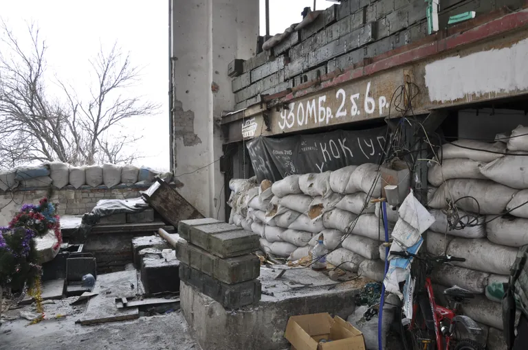Tüüpiline ukrainlaste positsioon Donetski ümbruses, kus peamiselt kasutatakse ära endisi tootmishooneid, mis reeglina pakuvad betoonist seinte ja lagedega head varju ning kust avaneb ka hea vaade. Ukraina armee keelab oma positsioonidest teha üldplaanis fotosid.