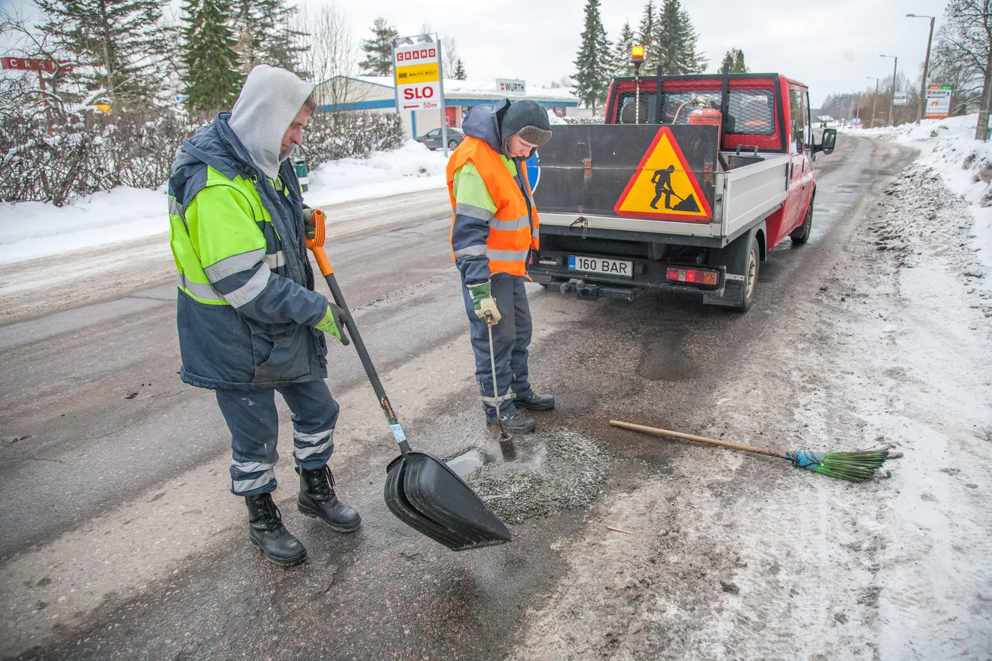 Löökaukude parandamine Pärnu tänaval. Töid teostab AS Järva Teed. Pildil Jürgen Mändalu (oranþ) ja Ain Hallimäe.
DMITRI KOTJUH, JÄRVA TEATAJA/SCANPIX
