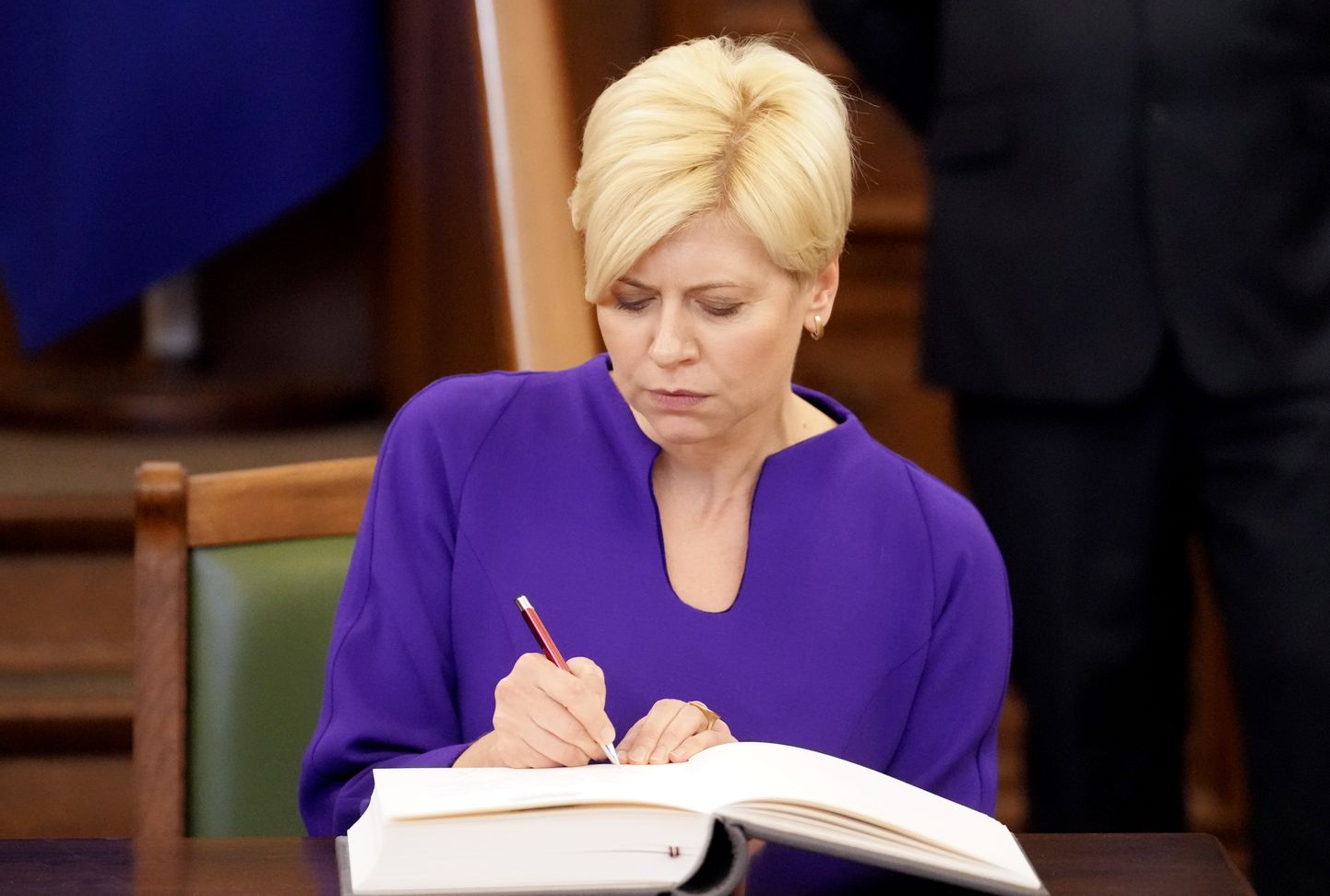 14. Saeimas deputāte Anda Čakša zvērestu jeb svinīgo solījumu apliecina ar savu parakstu 14. Saeimas pirmās sēdes laikā.