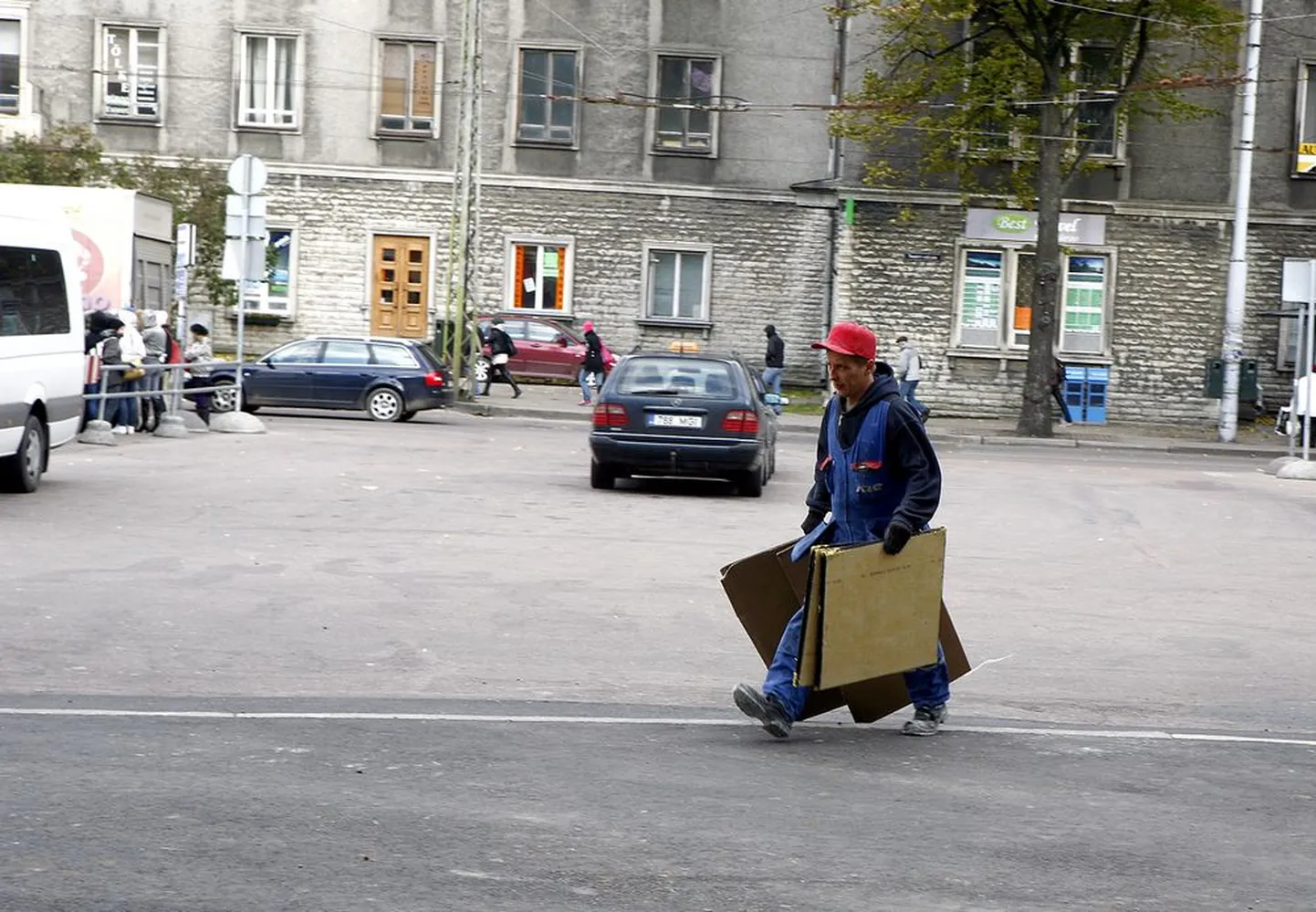 Solarise laepaneel ründas autot.