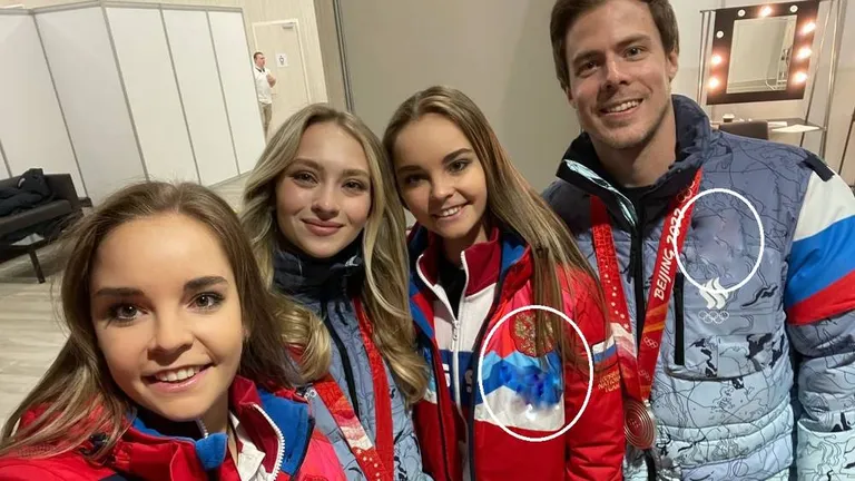 Sellise foto laadisid kaksikõed Dina ja Arina Averina oma Telegrami kontole. Lisaks poseerivad pildil iluuisutajad Nikita Katsalapov ja Viktoria Sinitsina.