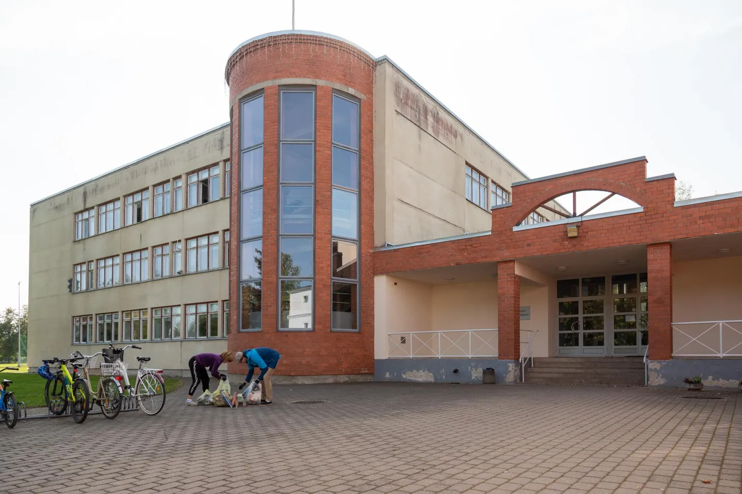 Tarvastu gümnaasium ootab pärast 30. aprilli uut direktorit.