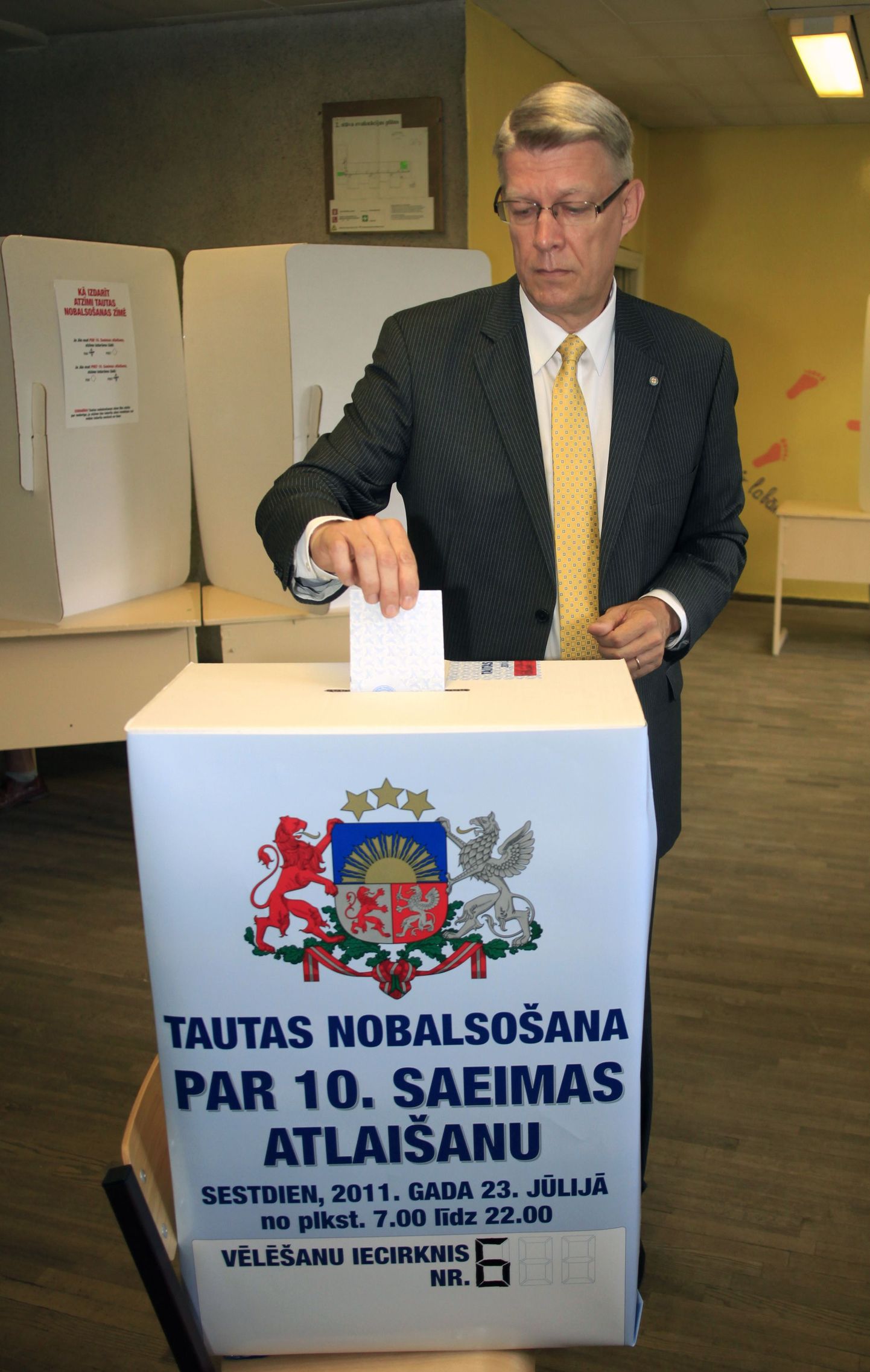 Läti ekspresident Valdis Zatlers hääletamas referendumil seimi laialisaatmise üle 23. juulil 2011. Seimi laialisaatmise algatas oma ametiaja lõpus Zatlers ise.