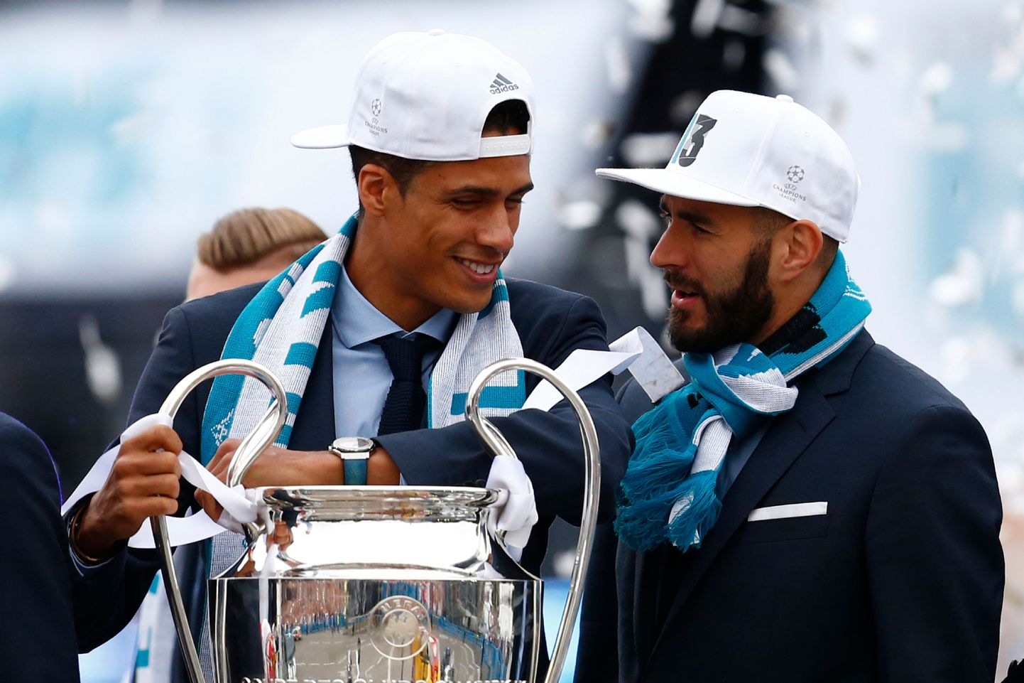 Karim Benzema (paremal) ja värske maailmameister Raphael Varane on Madridi Realis meeskonnakaaslased. Kevadel tähistasid nad koos kolmandat järjestikust Meistrite liiga triumfi.