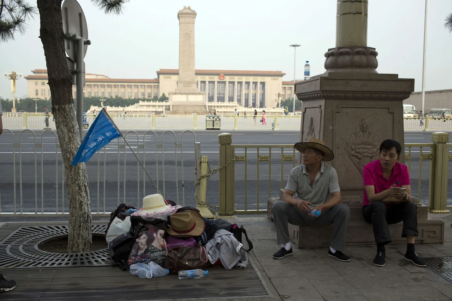 Turistid puhkavad jalga Pekingis Tiananmeni väljaku juures.