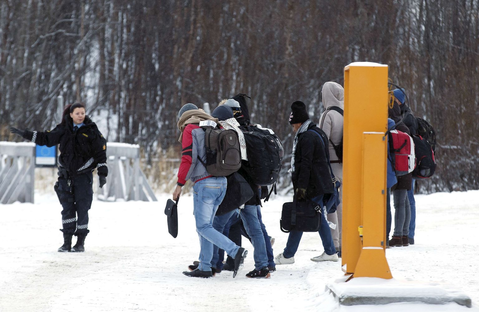 Põgenikud Venemaa-Norra piiri ületamas