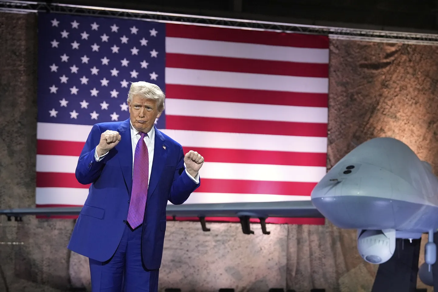 USA president Donald Trump Al Udeidi õhuväebaasis drooni MQ-9 Reaper kõrval 15. mail 2025.