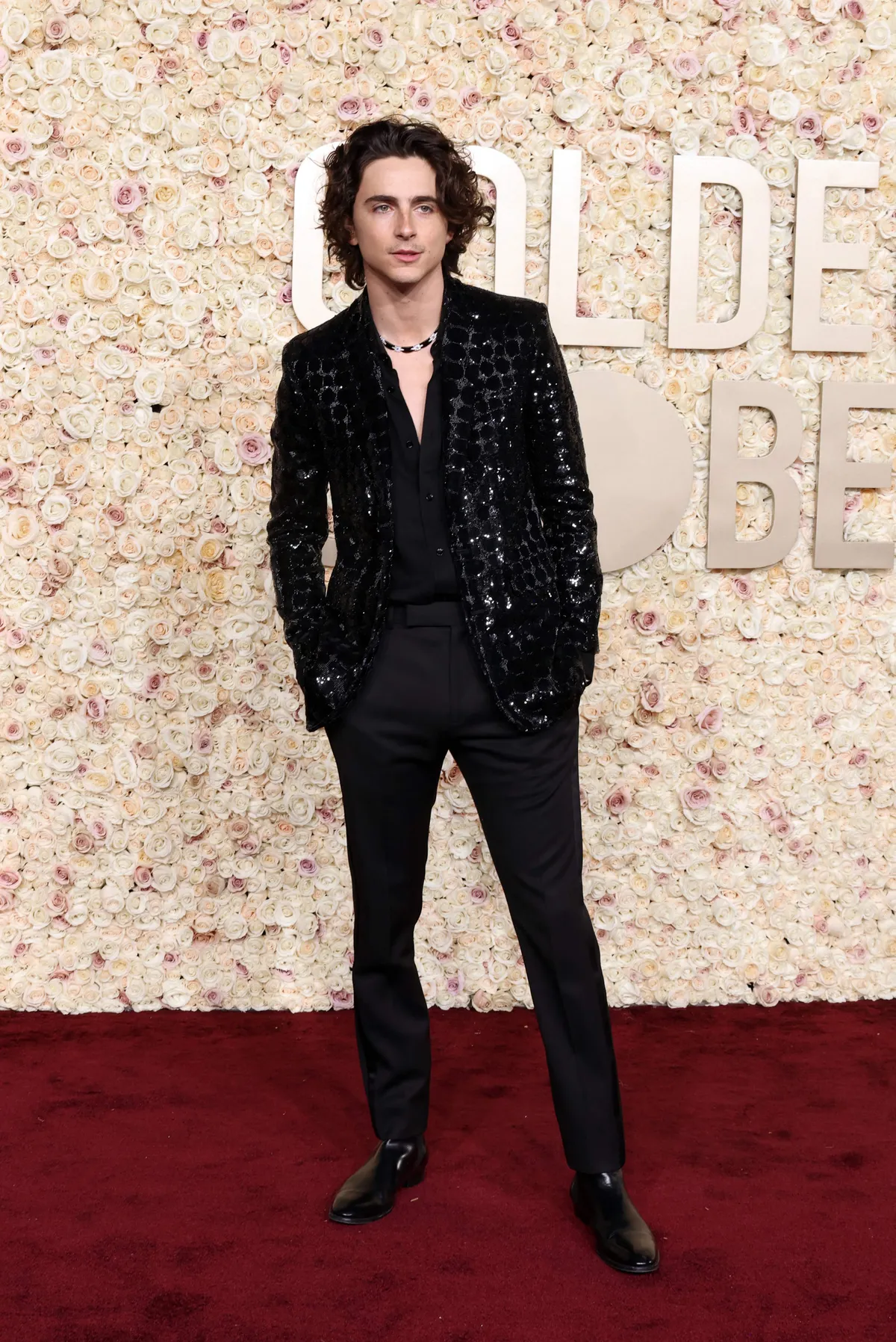 VIGURVÄNT: Alati hurmav Timothée Chalamet kandis Celine Homme'i üleni musta kostüümi, mida ilmestas väike sädelus. Üldse mitte šokeeriv, kuid väikse vimkaga!