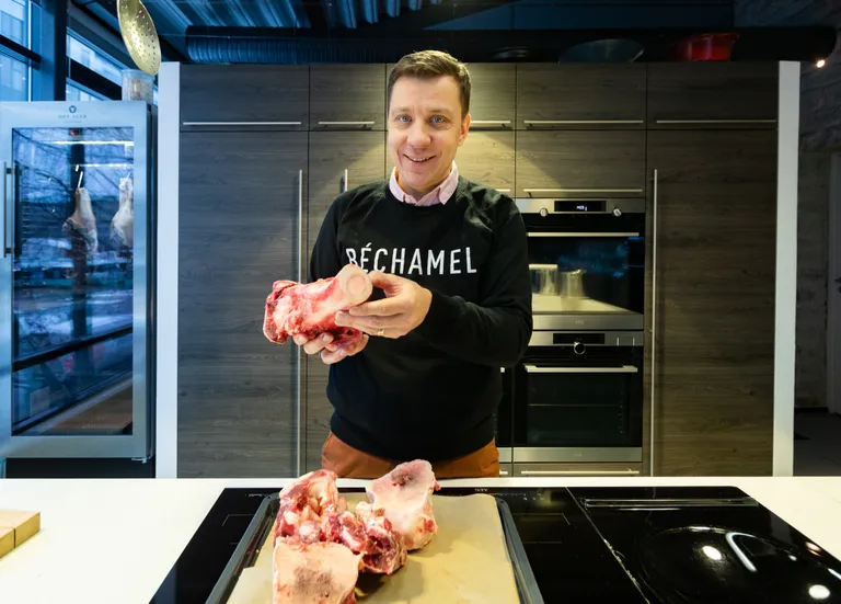 FoodStudio asutaja Helgor Markov keedab puljongit.