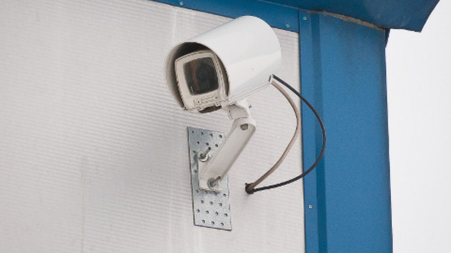 Narva jäähalli hoonel olev videovalvekaamera on küll enam-vähem töökorras, kuid möödunud nädalal ei olnud sellest seal läheduses kaduma läinud tüdruku leidmisel erilist abi. Linna teised kaamerad, mille pilt peaks jõudma politseiosakonna monitoridele, on ammu kadunud.
