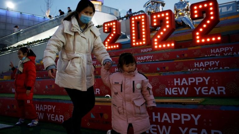 Пока одни города в Китае готовятся к празднованию Нового года, другие закрыты на локдаун