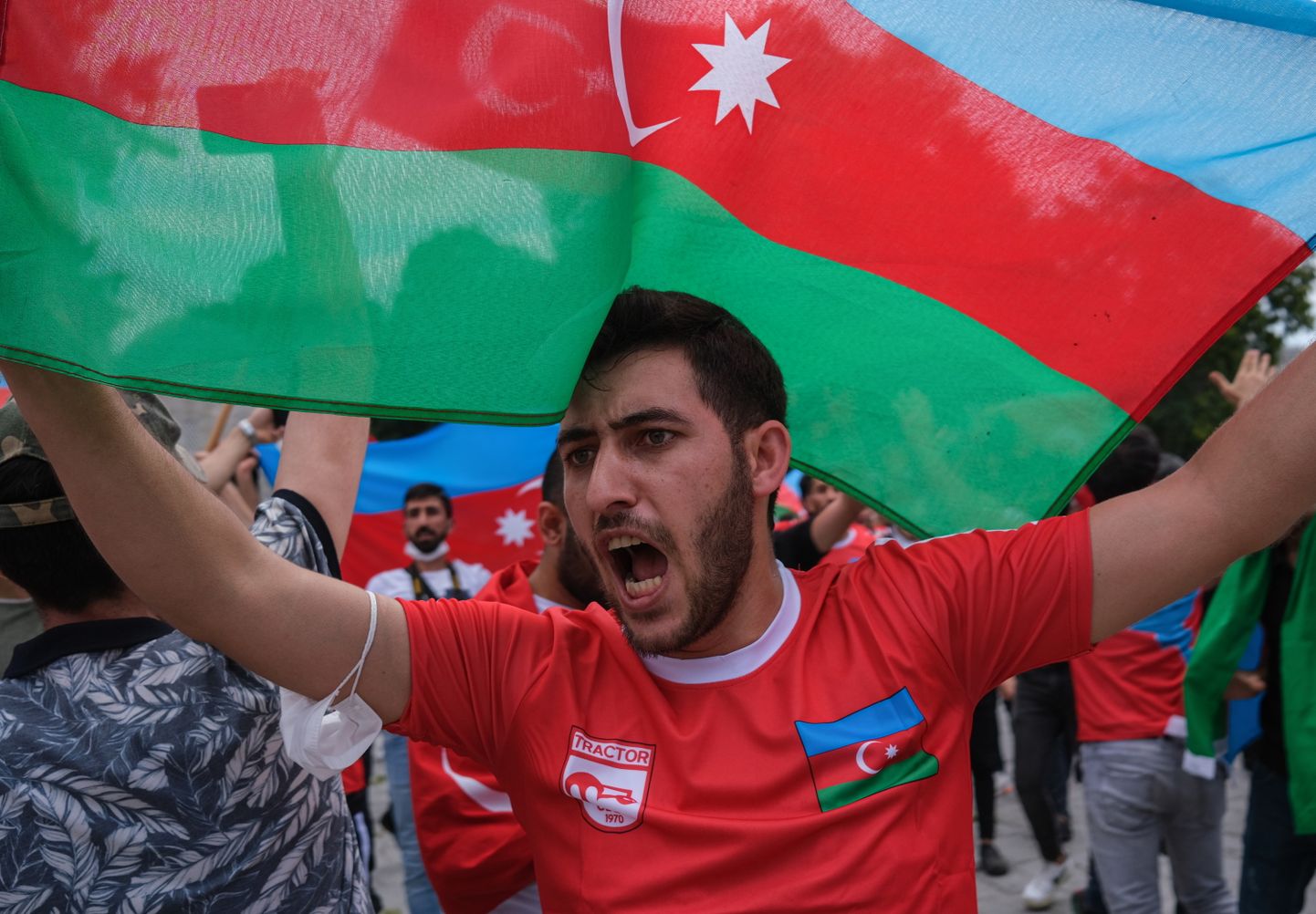 Aserbaidžaani lipuga meeleavaldaja.