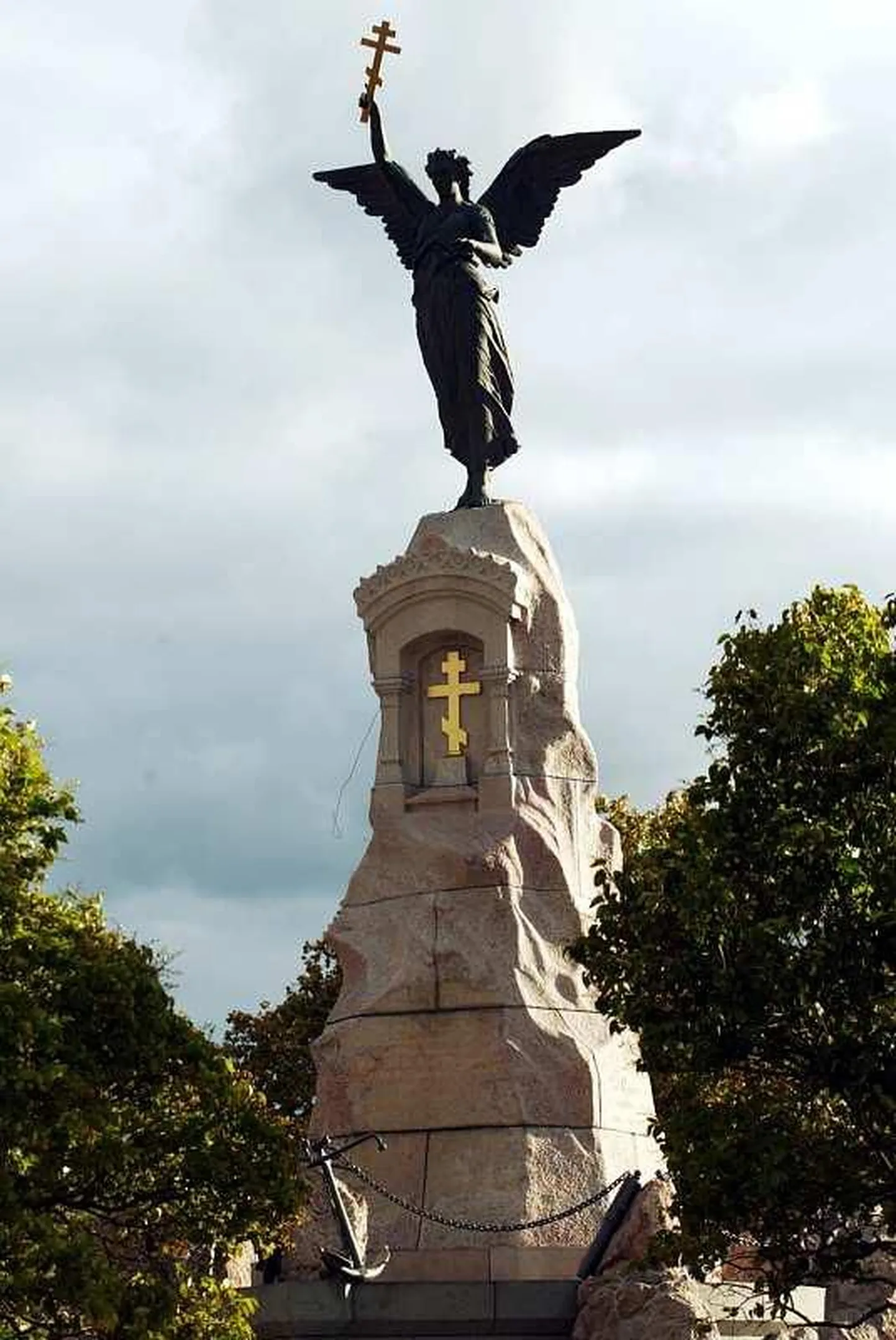Памятник морякам броненосца "Русалка" в Кадриорге у моря.