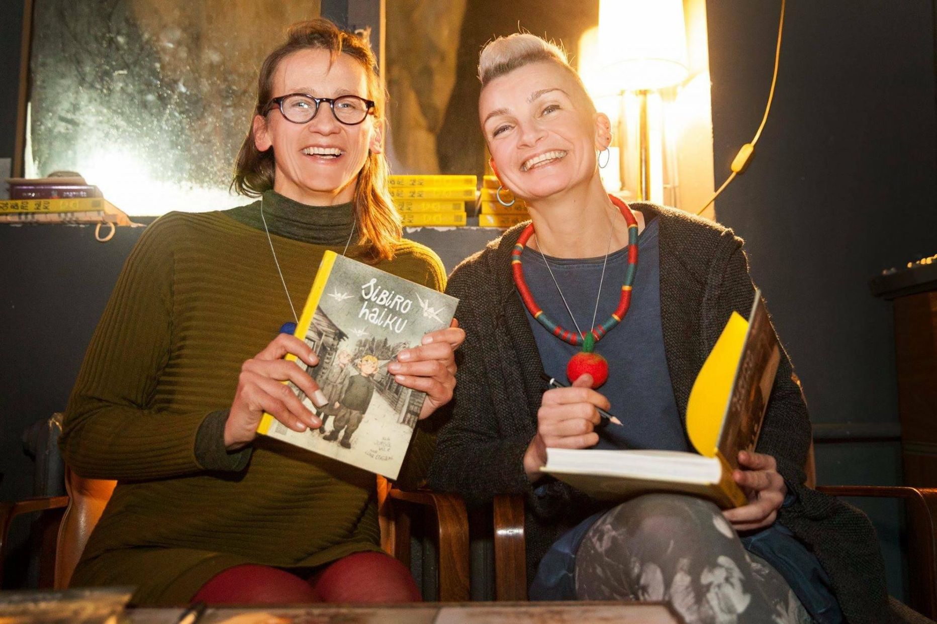 Jurga Vilė (vasakul) ja Lina Itagaki on näinud oma raamatut mitmes keeles. Täna tulevad nad Tartu ülikooli raamatukogus tartlaste ette eesti keelde tõlgitud «Siberi haikuga».