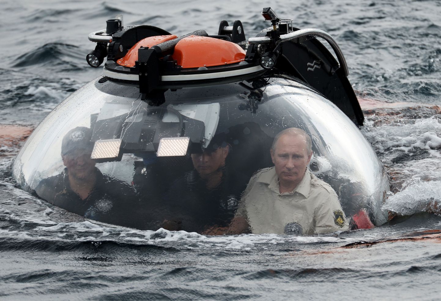 Vene president Vladimir Putin 2015. aastal Mustal merel allveeaparaadis C-Explorer.