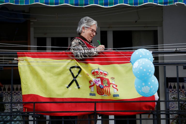 Lõuna-Hispaanias Rondas oma kodus koroonaviiruse lõksus olev naine mängib rõdul oma naabritega bingot. Rõdu küljes on Hispaania lipp, millel on ka must lint, millega ta mälestab Covid-19 tagajärjel surnuid