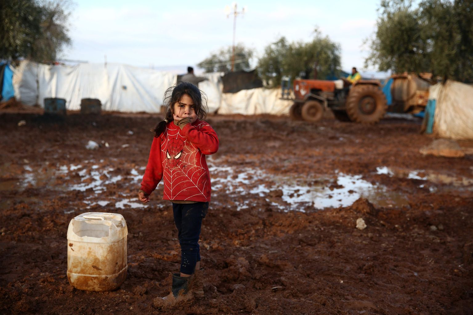 Süüria tüdruk Türgi piiri lähedal Shamarinis asuvas laagris, kus viimastel öödel on õhutemperatuur langenud miinusesse.