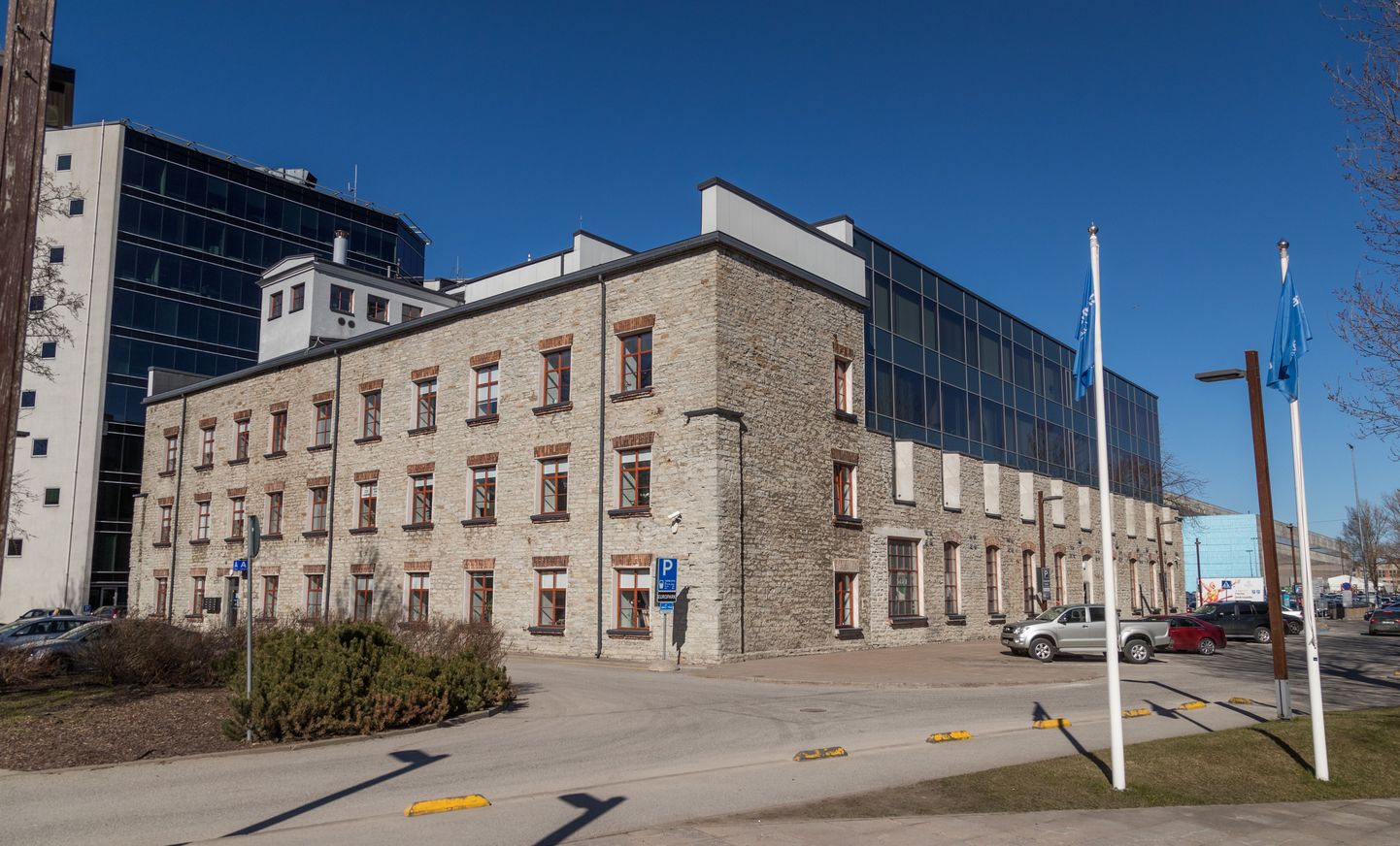 Haridusinimeste jaoks oluline hoone Tallinnas, Lõõtsa 4, kus tegutseb SA Innove, mis tegeleb riigieksamite, kutsehariduse, Euroopa Liidu struktuuritoetustega. Sihtasutuses töötab 436 inimest, kellest paljude töökohad on üle Eesti laiali.
