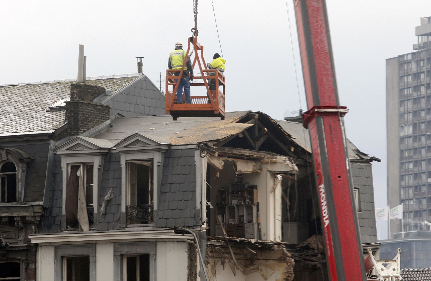 Kraanakorvis viibivad eksperdid uurivad Belgias Liege'is plahvatuses kahjustada saanud hoonet.