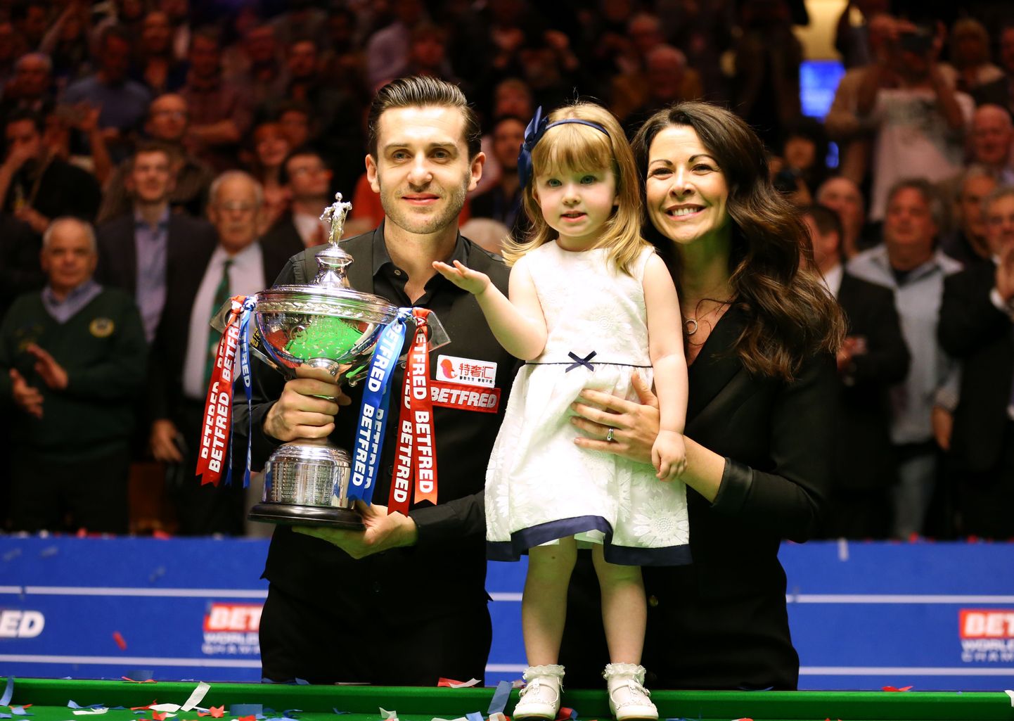 Mark Selby koos pere ja meistrikarikaga.