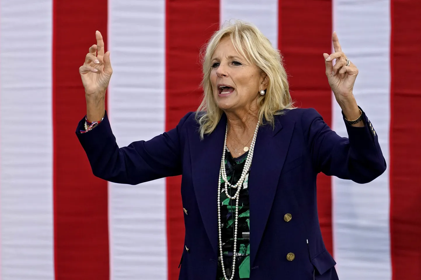 USA esileediks saav Jill Biden rääkimas oma mehe, demokraatide presidendikandidaadi Joe Bideni valimiskampaania sündmusel 1. novembril Floridas Tampas. Joe Biden võitis valimised