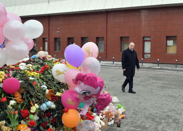 Venemaa president Vladimir Putin Kemerovos põlenud kaubandus- ja meelelahutuskeskuse juures. Tulekahjus sai surma vähemalt 64 inimest.