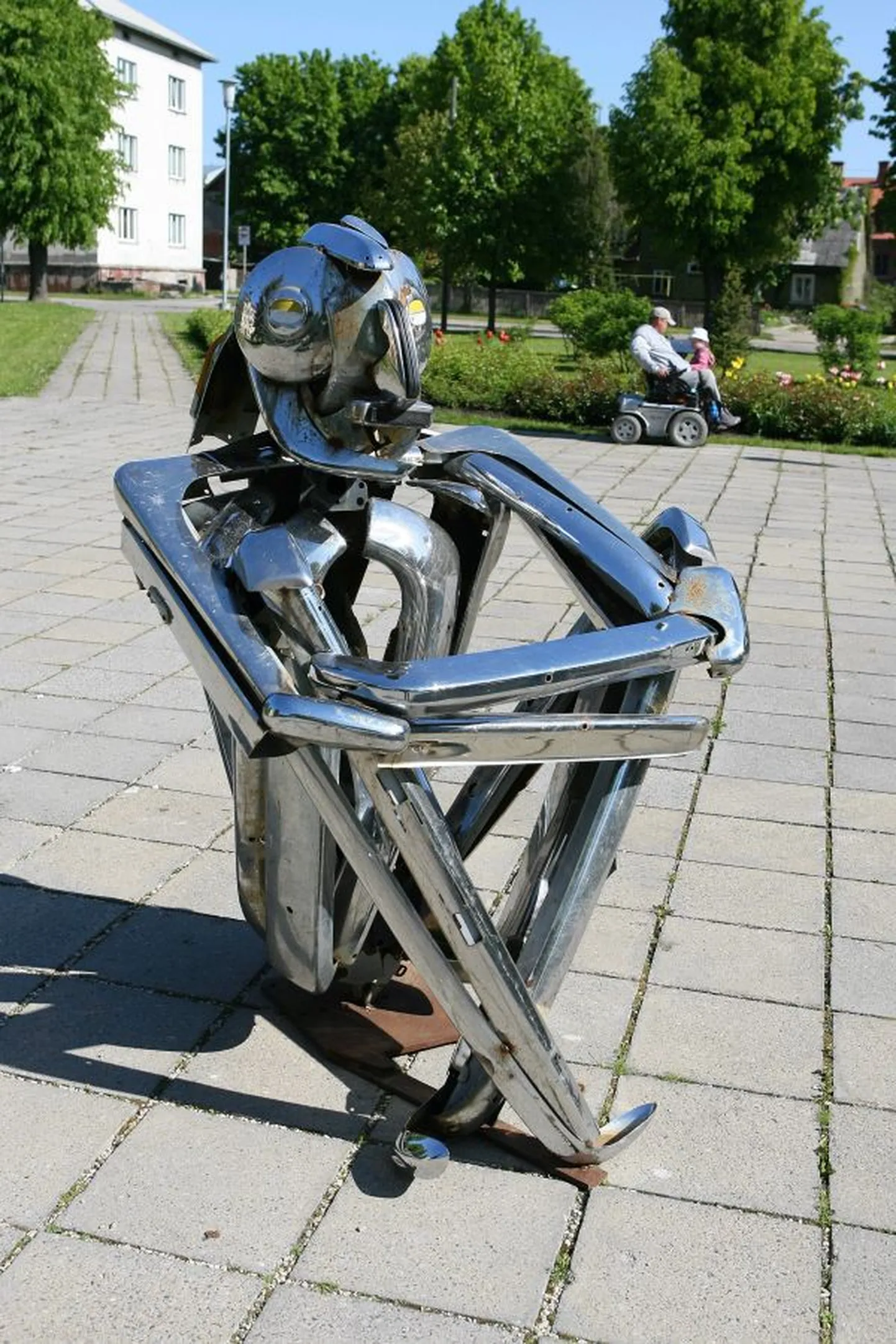 Autoosadest valmistatud kunstiteos.