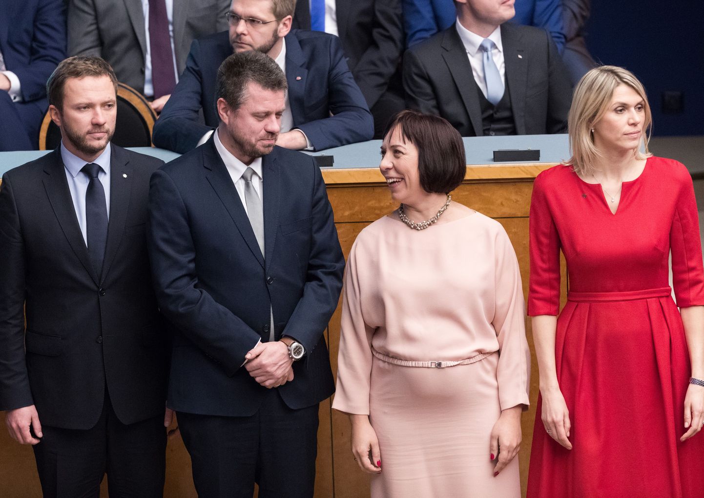 Uue valitsuse ministrid Urmas Reinsalu (vasakult teine) ja Urve Palo (paremalt esimene) ei leia riiklike üürielamute suhtes üksmeelt.