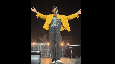 VIDEO ⟩ Amerikāņu grupa "OneRepublic" uzstājas "Xiaomi arēnā" un uzrunā fanus latviski