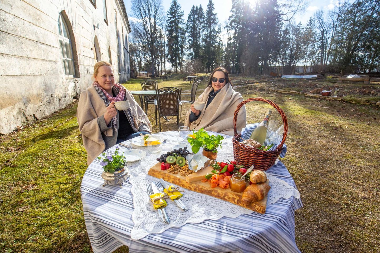 Kirna mõisa kohvikus saavad inimesed head-paremat maitsta õuetingimustes. Pildil teevad seda Kaia Kaugeranna (vasakult) ja Monika Veere.