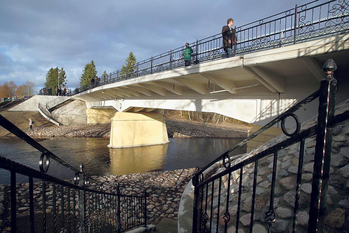 Pärnumaal riigiteele jäävatest sildadest avati pooleaastase ja 8,3 miljonit krooni maksnud remondi järel novembri alguses üks pärle, saja aasta vanune Audru sild. Tänavu läheb remonti neli silda.