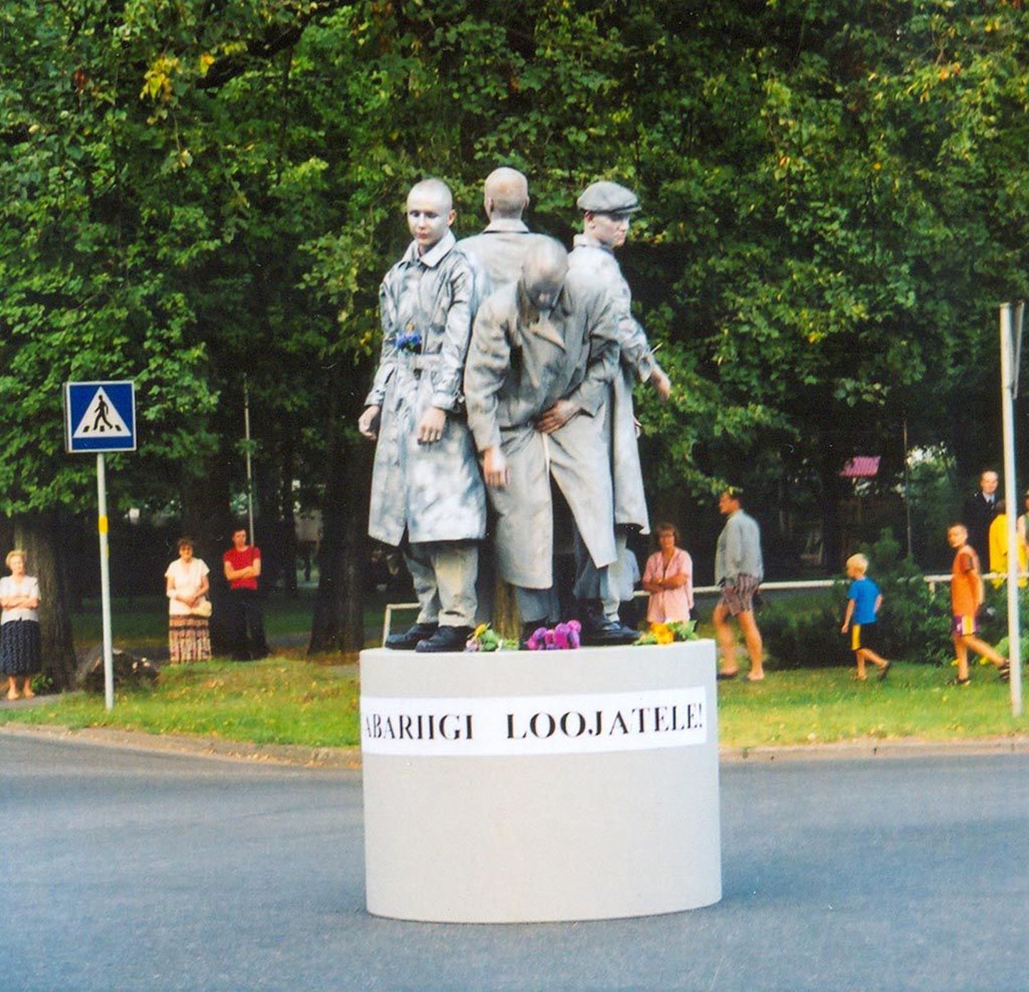 2002. aastal püstitati Pärnu Kuninga tänava kooli ristmikule nelja sõdurpoisi abil elav monument Eesti Vabariigi loojatele.