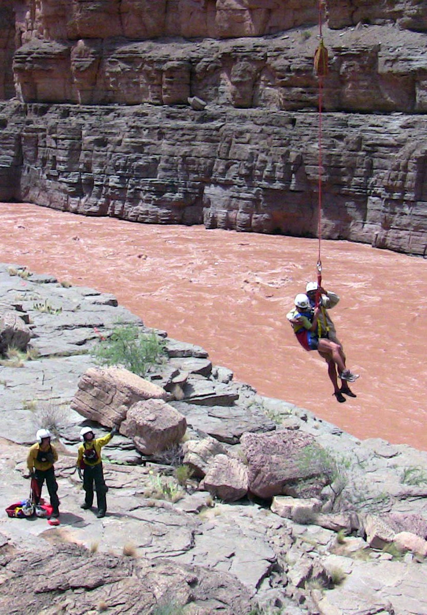 Colorado jõe voogudesse eksinud veespordihuviline päästjate trossi otsas.