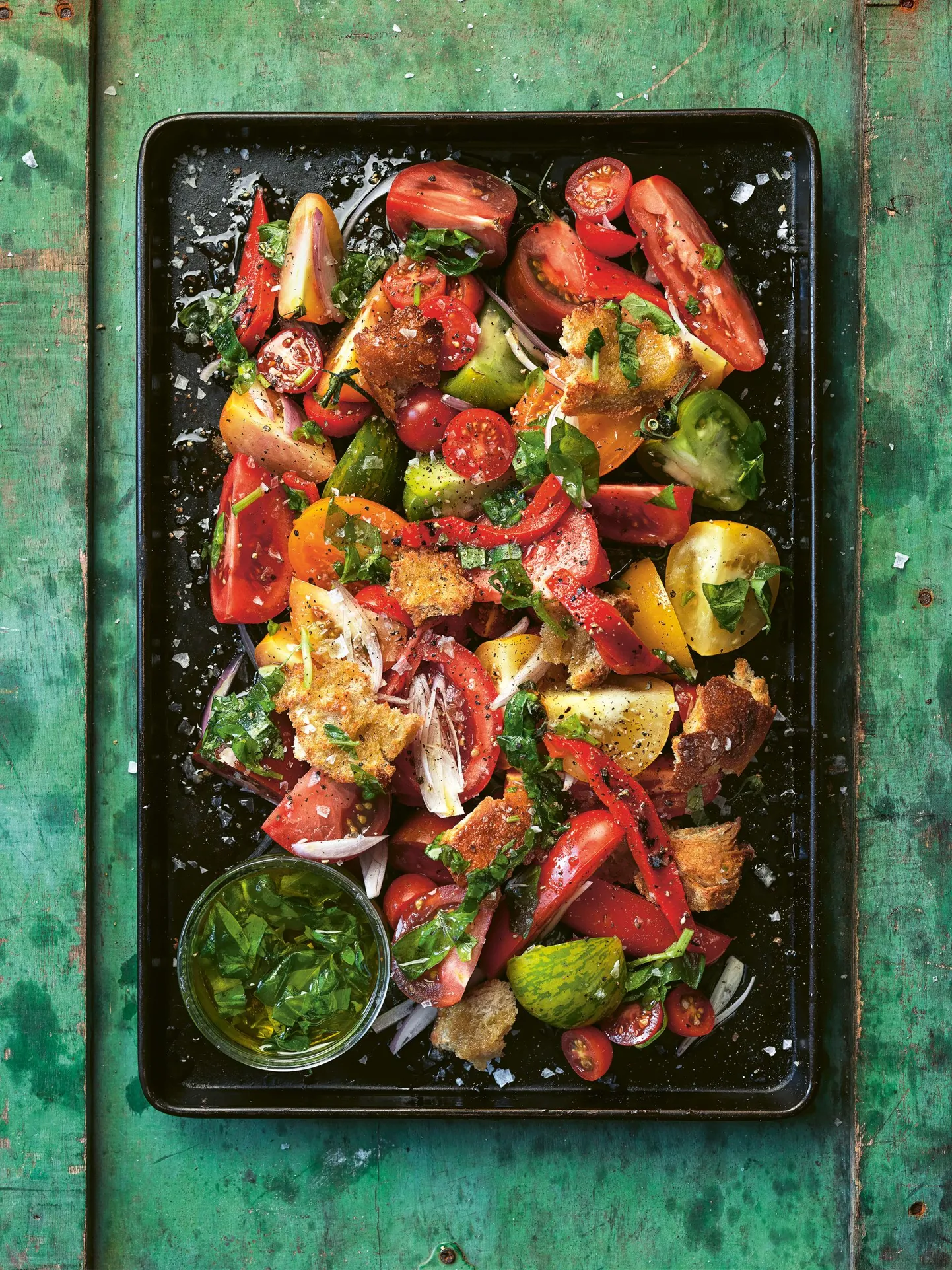 Panzanella, Itaalia stiilis tomatisalat kergelt grillitud saiaga. FOTO: Eva Hildén («Grillikõrvane. Kastmed. Määrded. Salatid»)