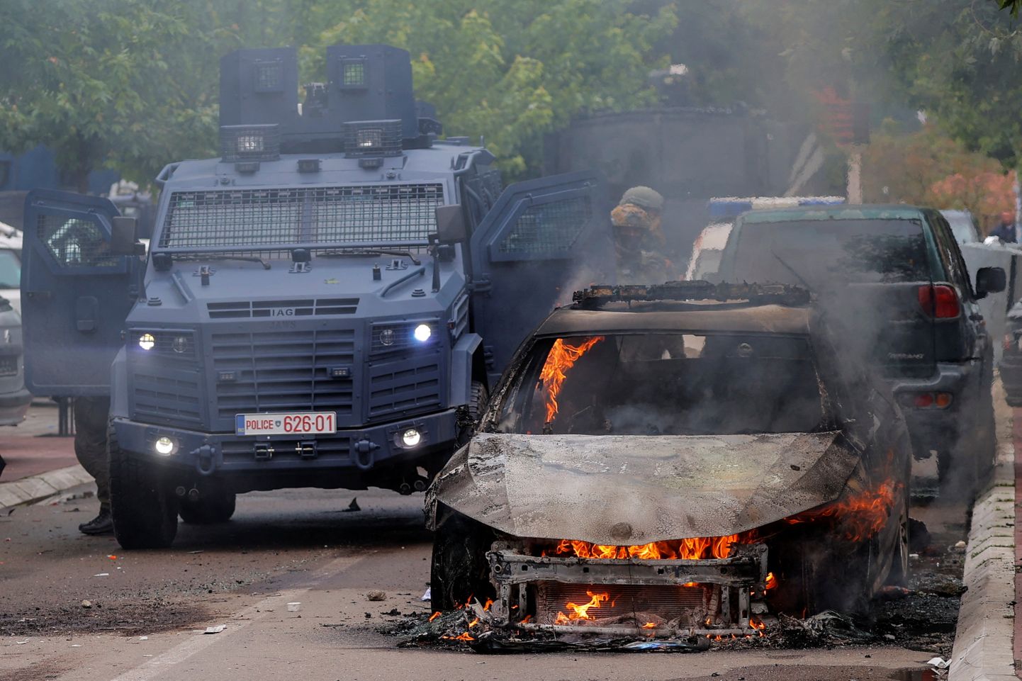 Последствия беспорядков в Косово недалеко от границы с Сербией, 26 мая 2023 года.