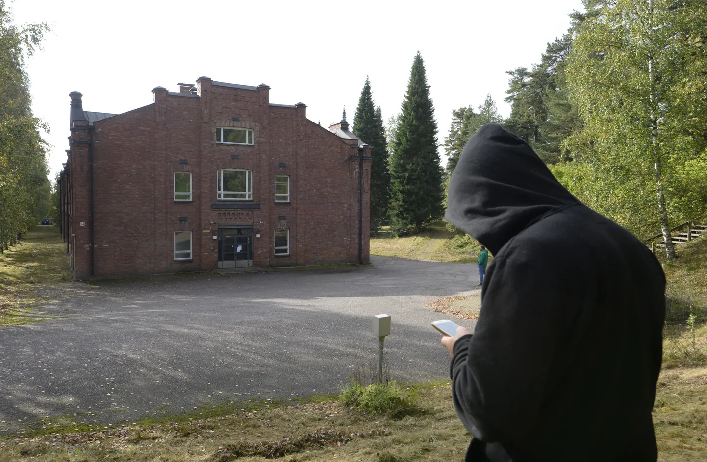 Asüülitaotleja Lahti põgenikekeskuse ees.