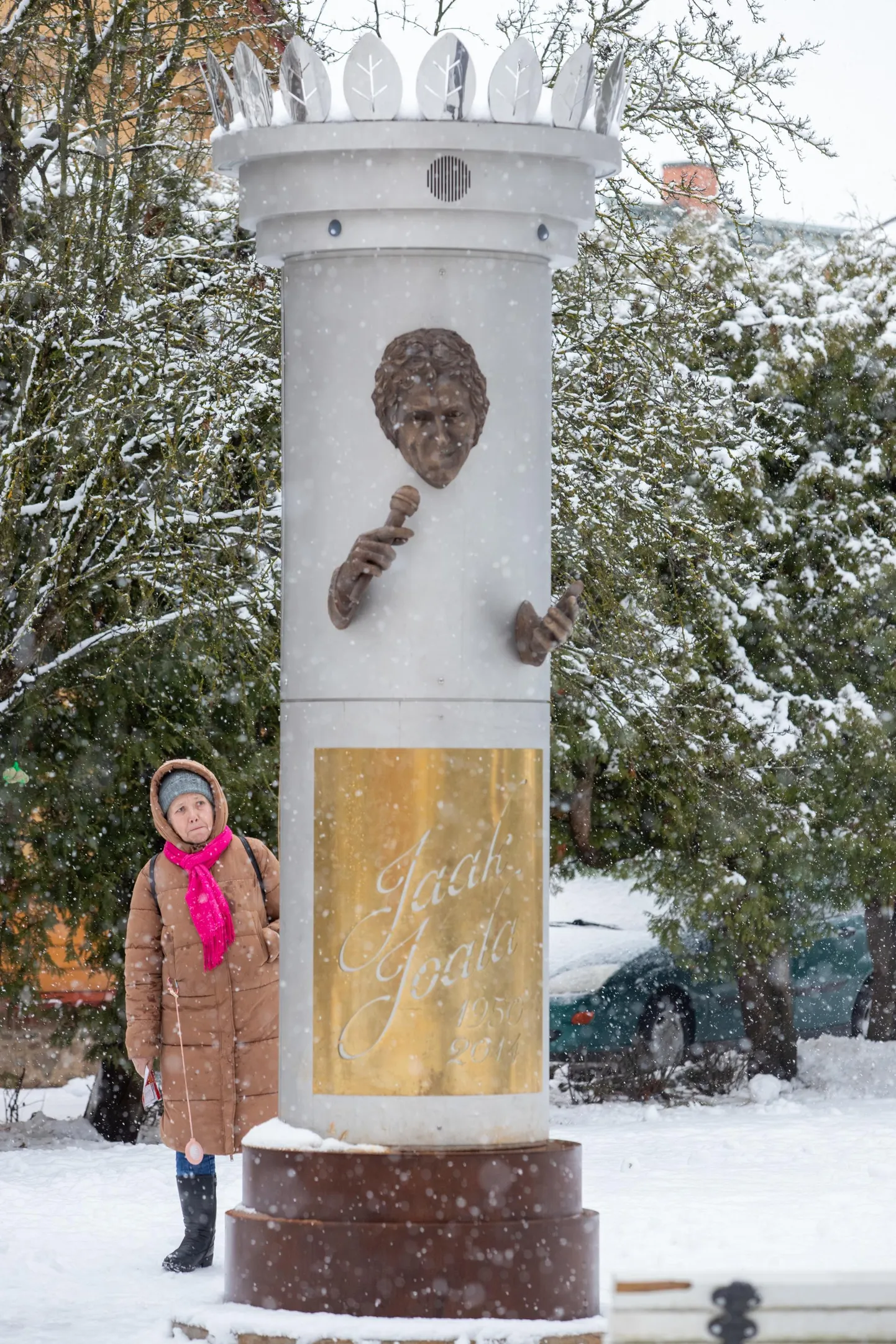 Jaak Joala kuju Viljandis Posti tänava pargis on lisaks siseturismi hoogustamisele andnud hoo sisse ka kujule vastuse või kommentaarina loodud teisi kodumaiseid levimuusikuid kujutavate teoste loomisele. FOTO: Marko Saarm/Sakala