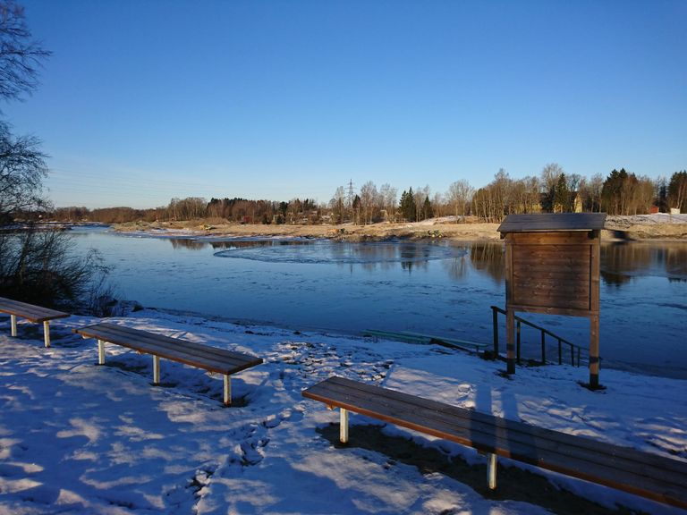 Ööga tekkinud jääketas Pärnu jõel.
