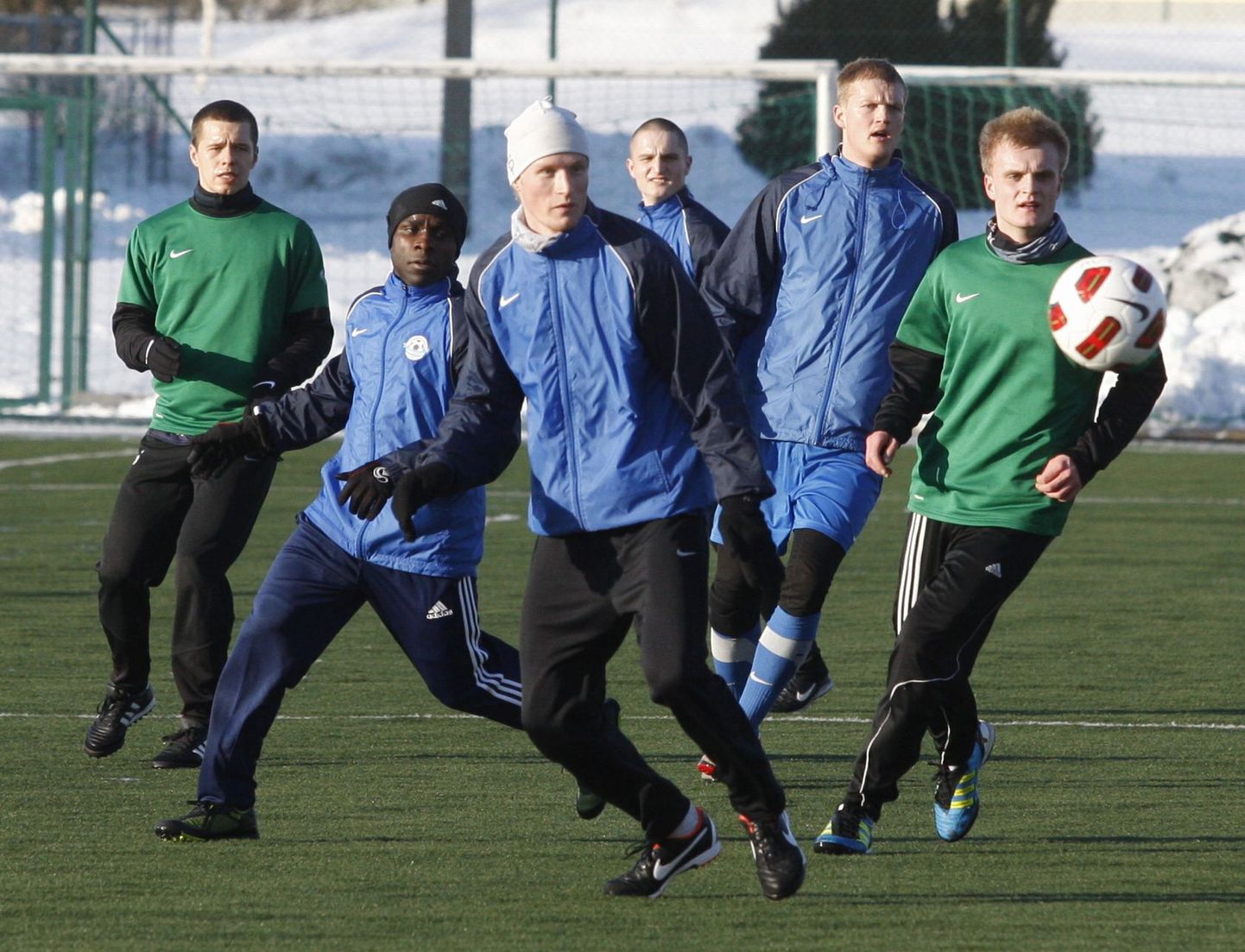 Hooajaeelne treeningkohtumine JK Tammeka (sinistes särkides) ja FC Elva (rohelistes särkides) vahel.