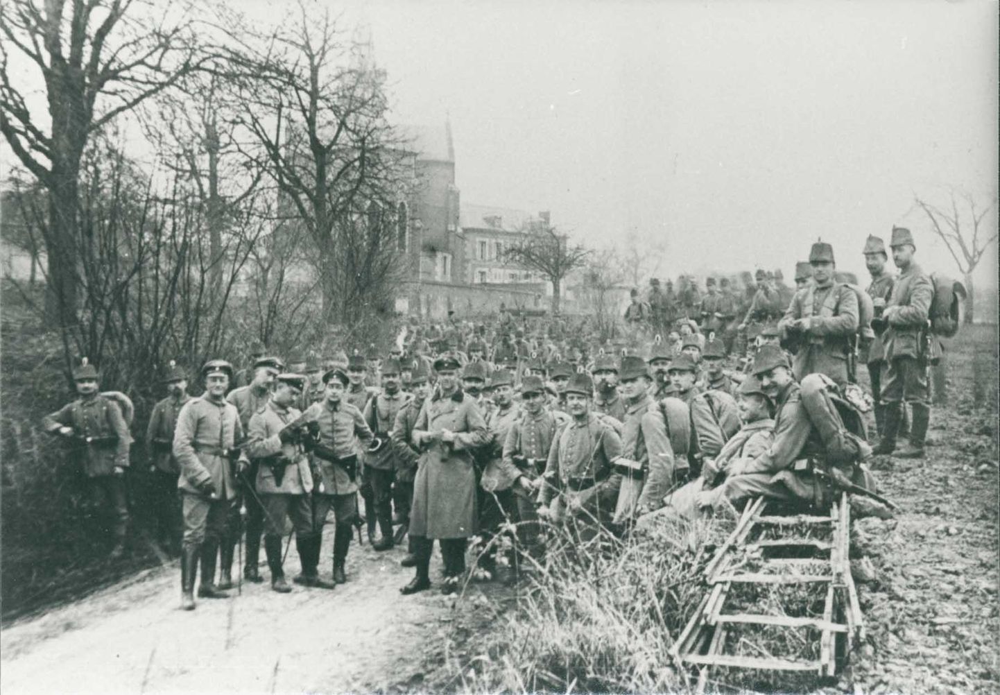 Sel pildil on esimeses maailmasõjas Saksa sõjaväes olnud taanlased. Filmi «Erna läheb sõtta» taustanäitlejad kannavad samuti esimese maailmasõja aegset vormiriietust.