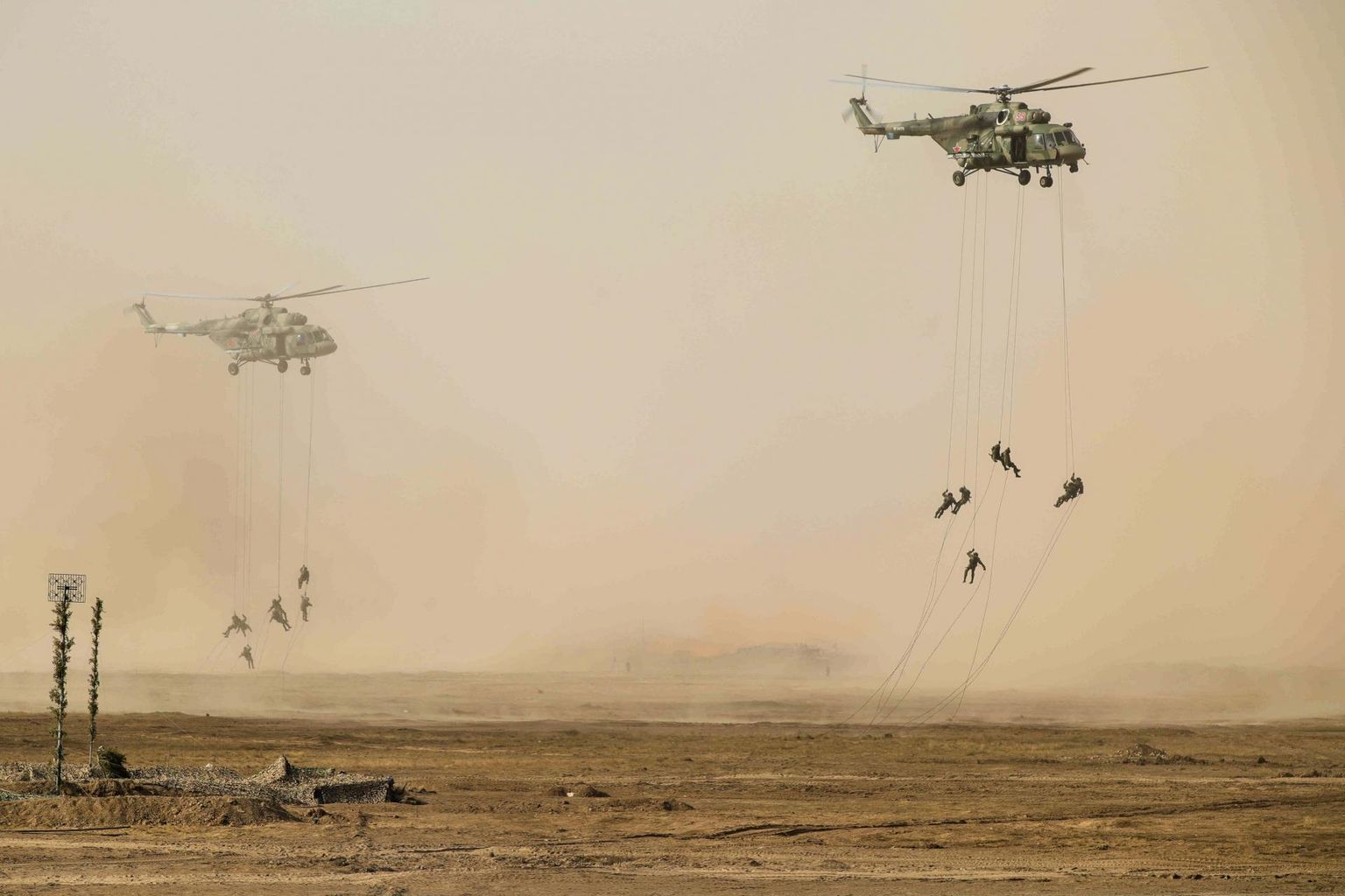 Õppusel Kavkaz-2020 osalenud sõjaväelased laskumas helikopteritelt Kapustin Jari polügoonil. 