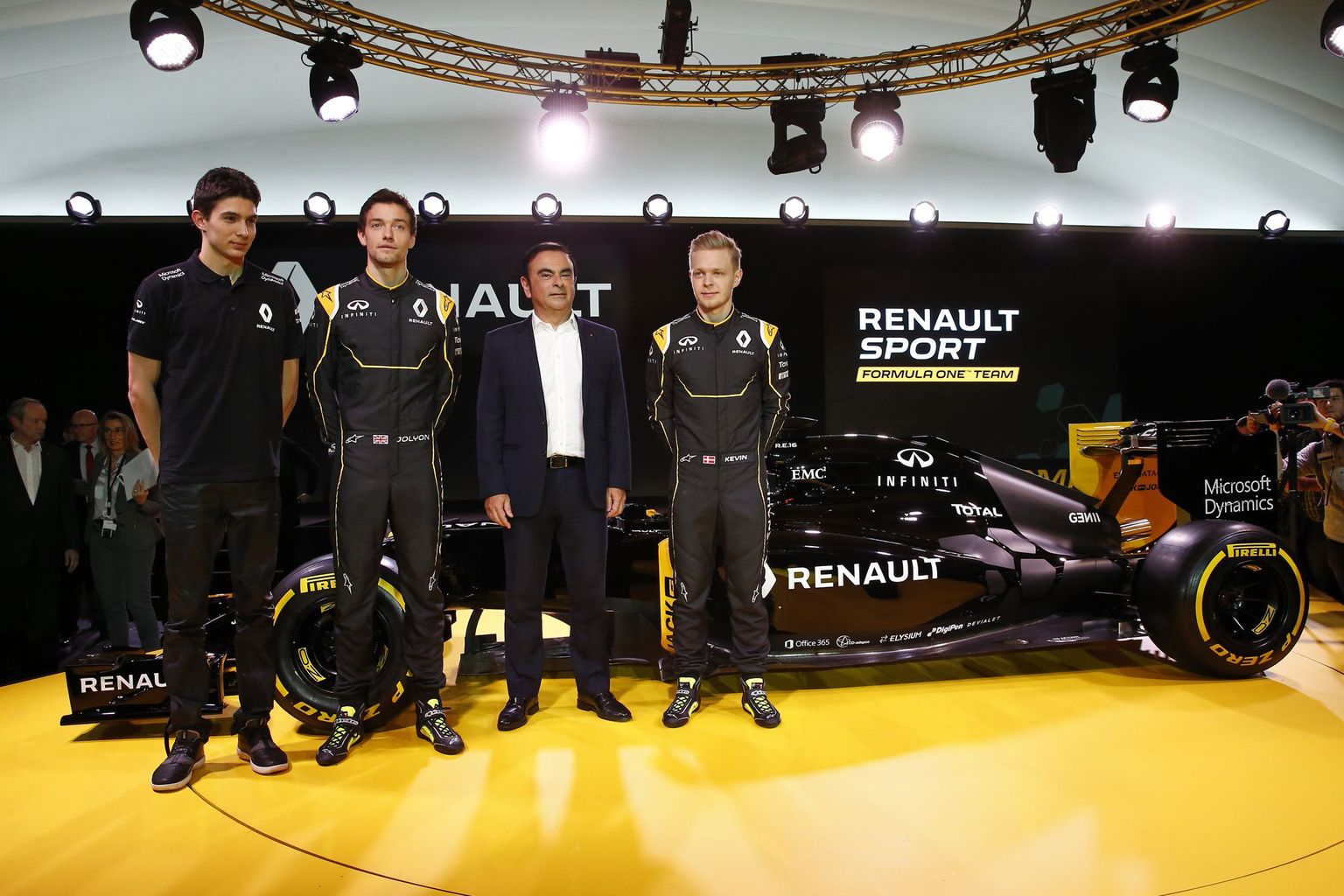 Tehasevõistkonnaga vormel-1 sarja naasvat Renault' tiimi esindasid varusõitja Esteban Ocon (vasakult), sarja uustulnuk Jolyon Palmer, firma tegevjuht Carlos Ghosn ning alles nädala alguses tiimiga lepingu sõlminud Kevin Magnussen.