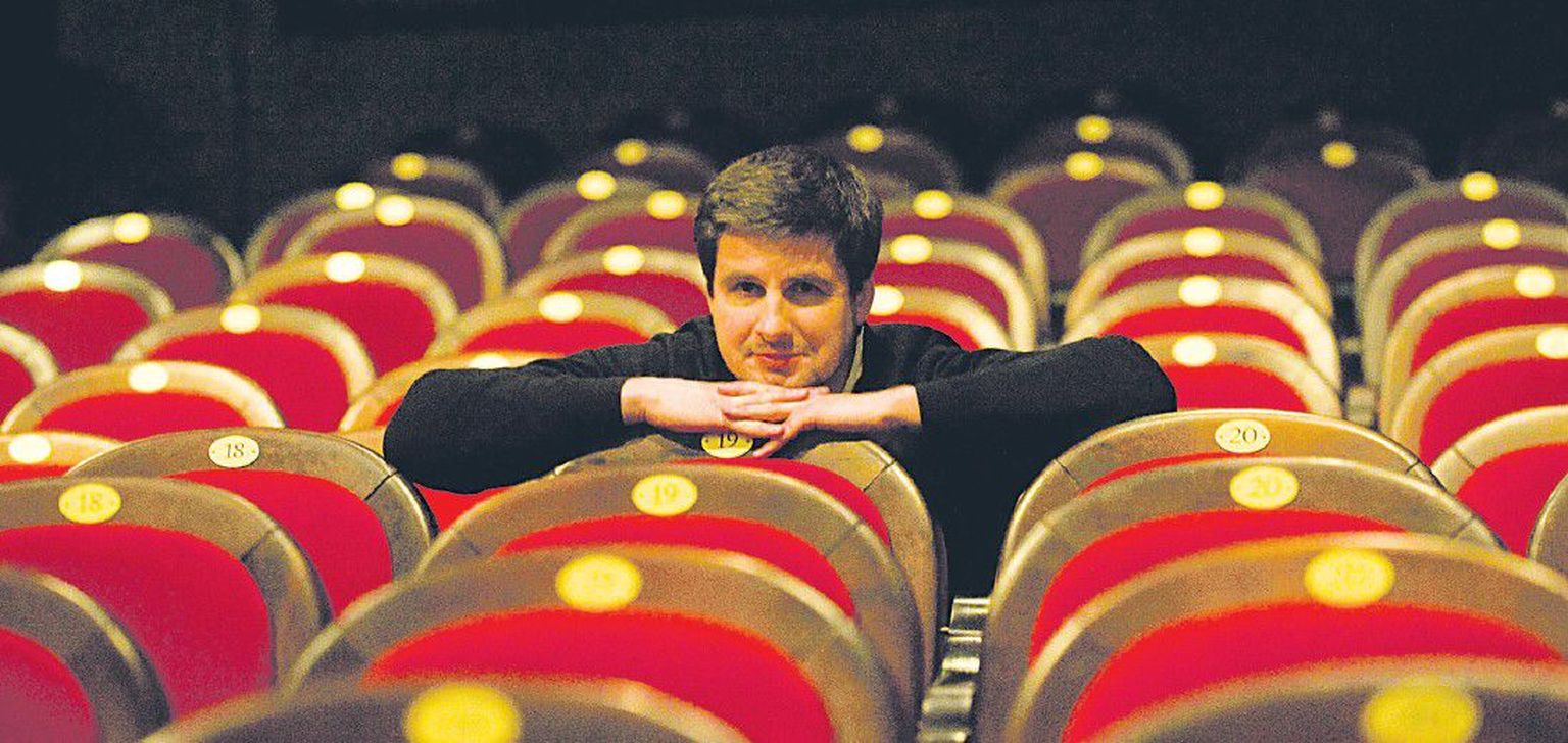 Актер Русского театра Илья Нартов уверен, что театр должен учить хорошему, и если человек в наше циничное время начинает хотя бы сопереживать чему-то, то это уже немало.