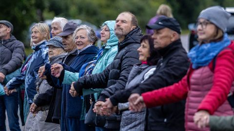 Käsi käes, hoiti meeles kolme riigi vabadust